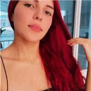 Profesora de psicología ofrece clases a estudiantes bachilleres y universitarios